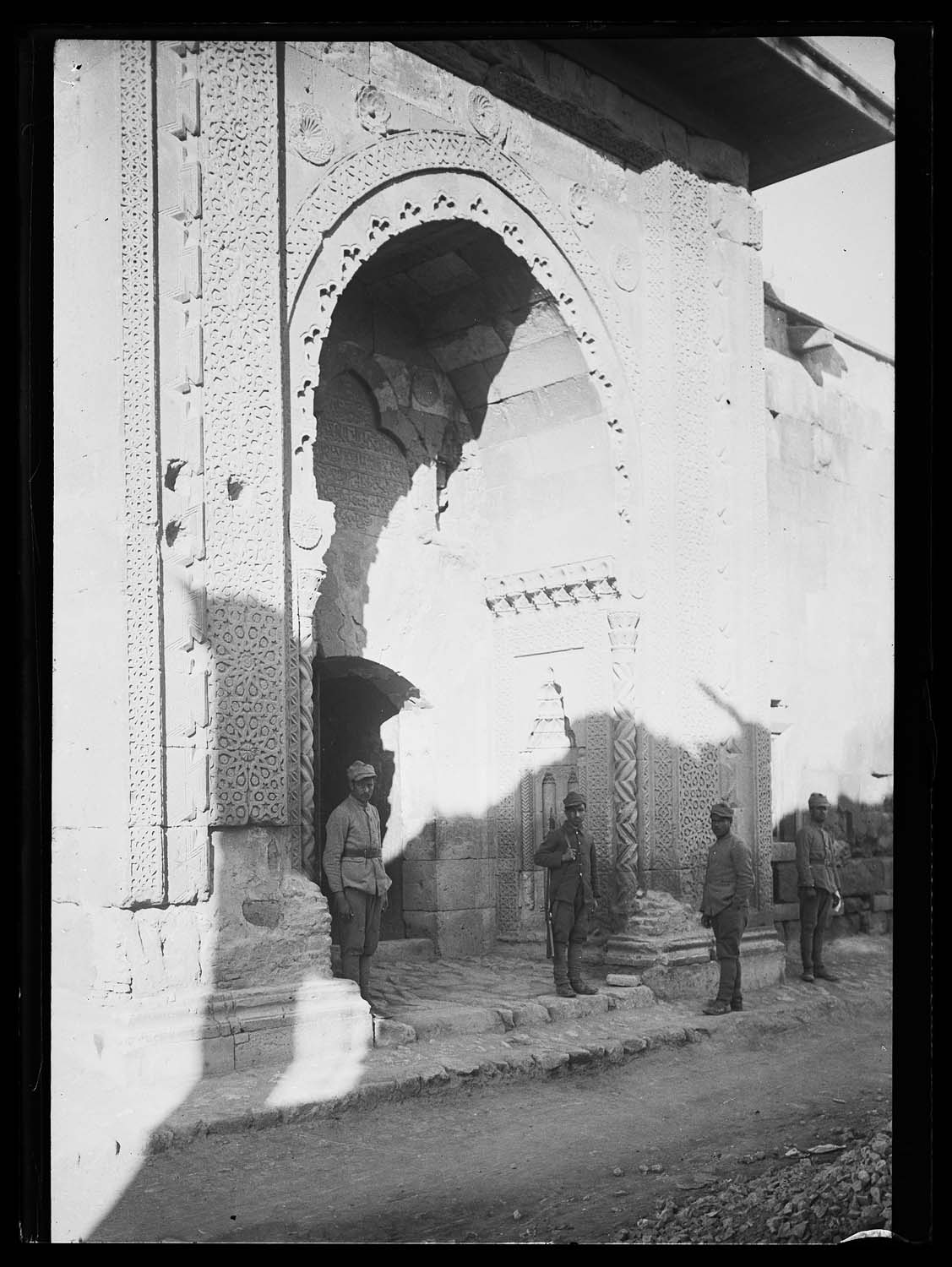 Porte d'un édifice non identifié